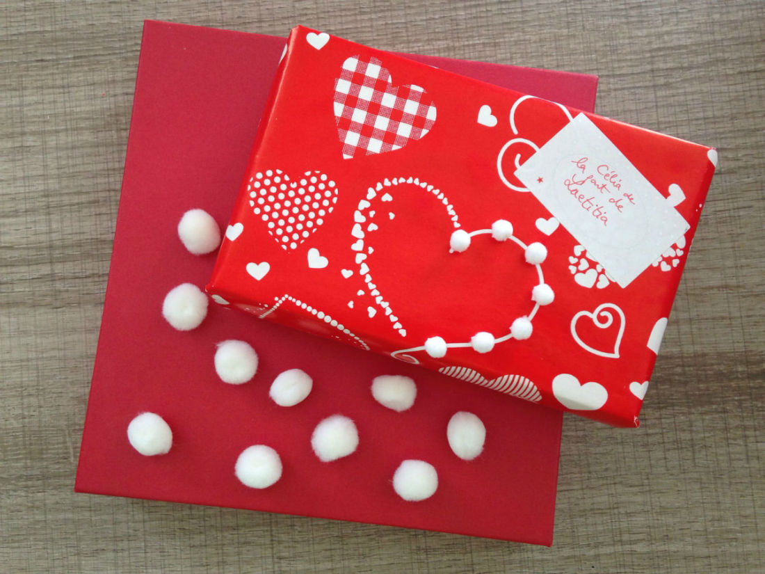 Papier cadeau Saint-Valentin fond rouge, coeurs brillants - 0,70 x