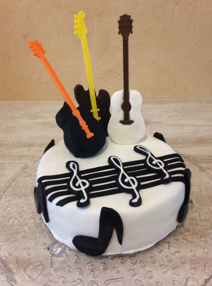 Surprise Un Gateau D Anniversaire Guitare Laetiboop Fr