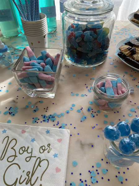 gender reveal decoration table