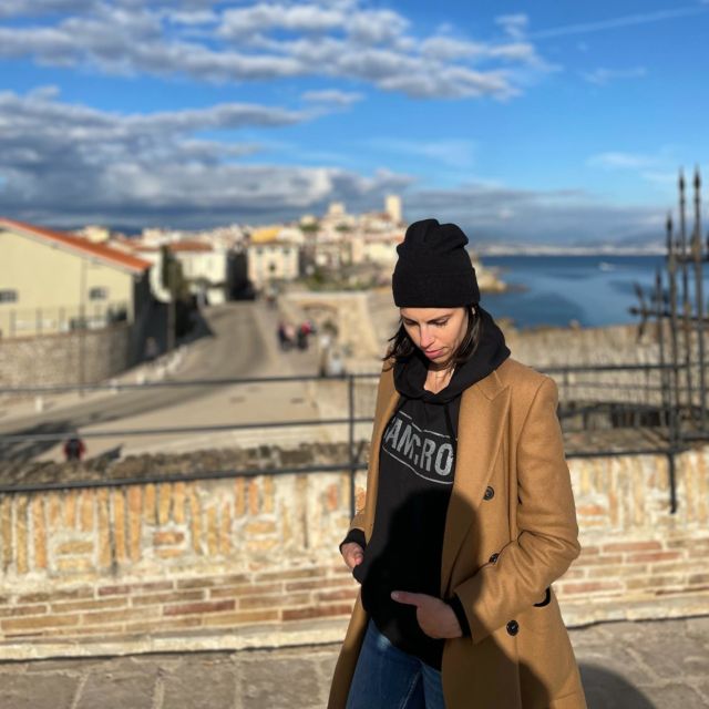 L’hiver sur la Côte 👌🏼 Sweat Samcro, les vrais savent #antibes #bluesky #frenchgirl #winteroutfit #coat #sweatshirt #outfitinspiration #coteazur #frenchrivieralife #fashionstyle #winterlook #bonnetgang #samcro
